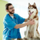 Ein professioneller Reico Ernährungsberater führt eine individuelle Beratung für einen Hund durch